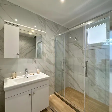 Apartman Empire 1 Néa Mihanióna